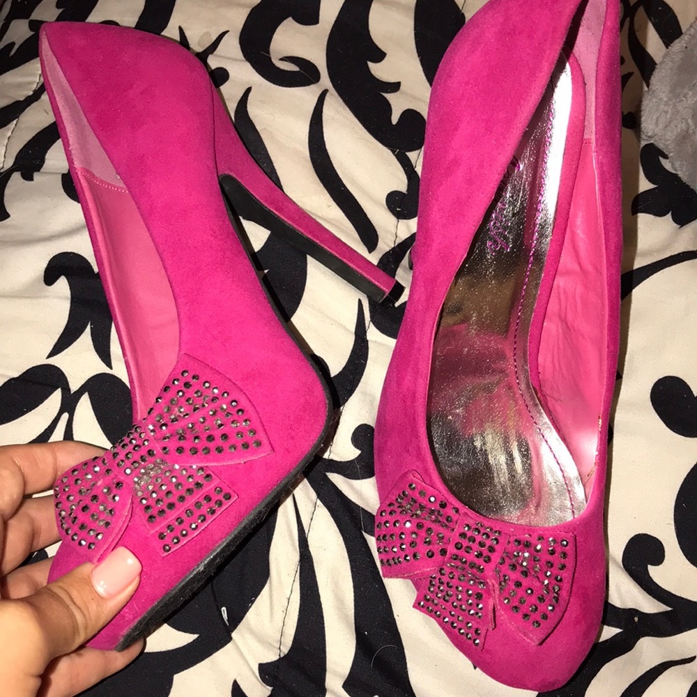 Size 9 pink stiletto heels studded bow